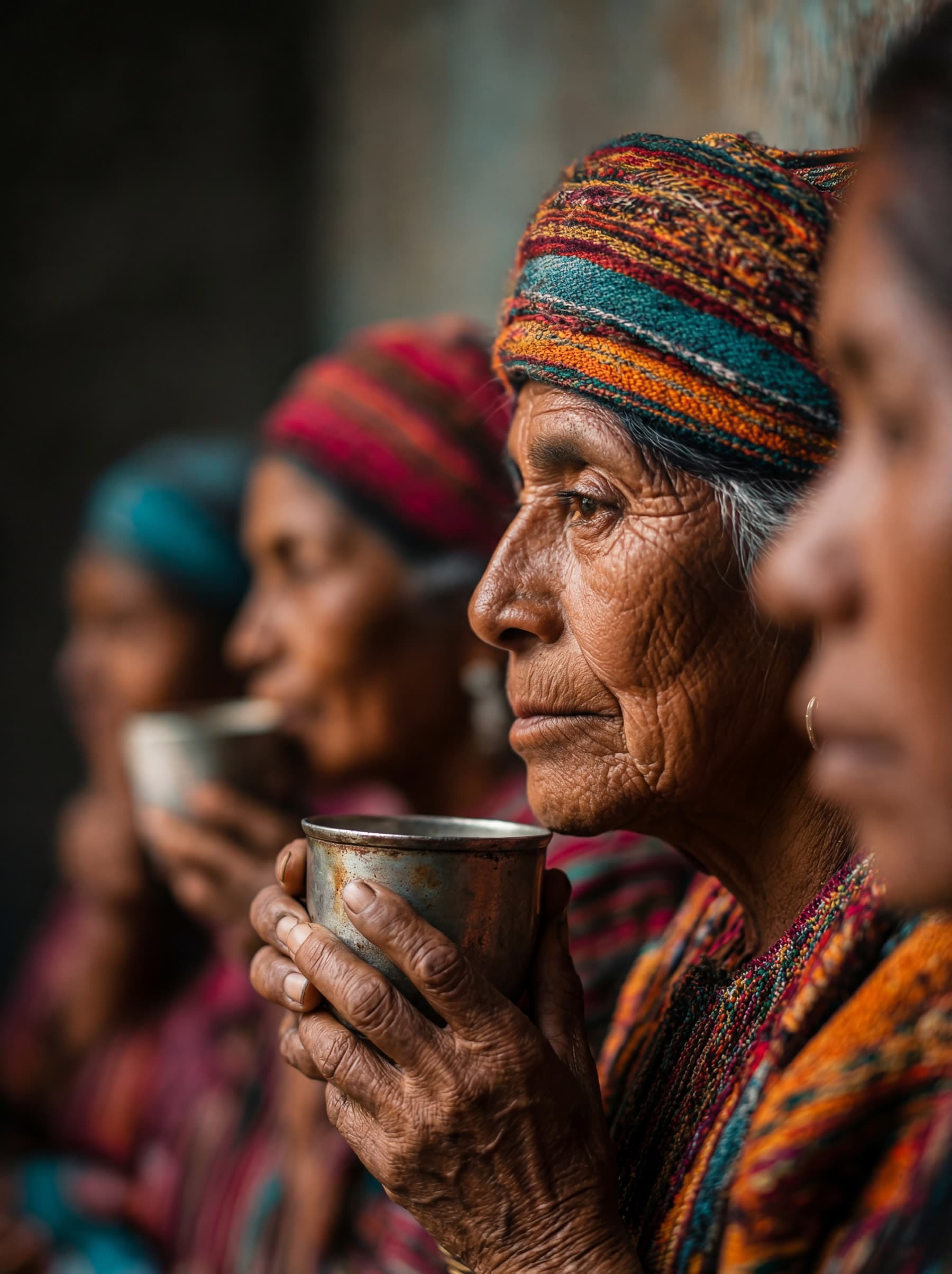 Manos de la comunidad Maya Tzeltal con café recién recolectado